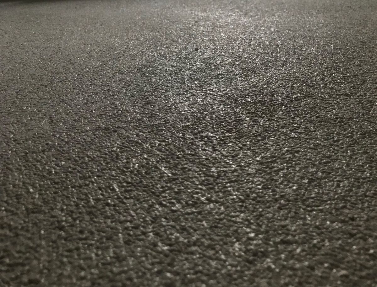 Risse im Estrich vermeiden und sanieren